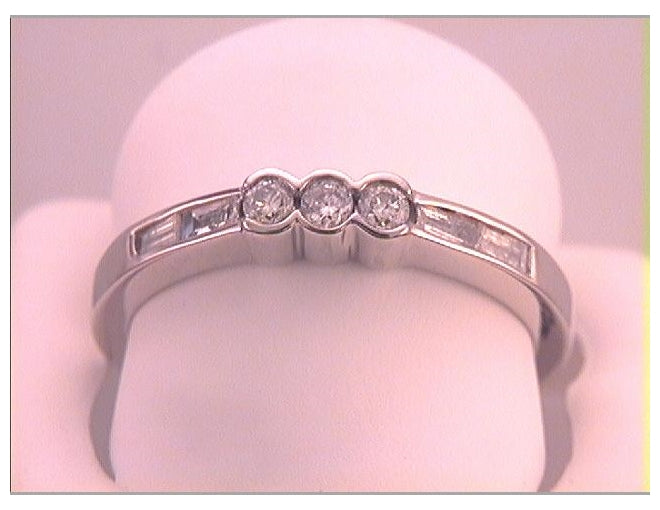 14kt White Gold 1/4ct Diamond Fashion Band